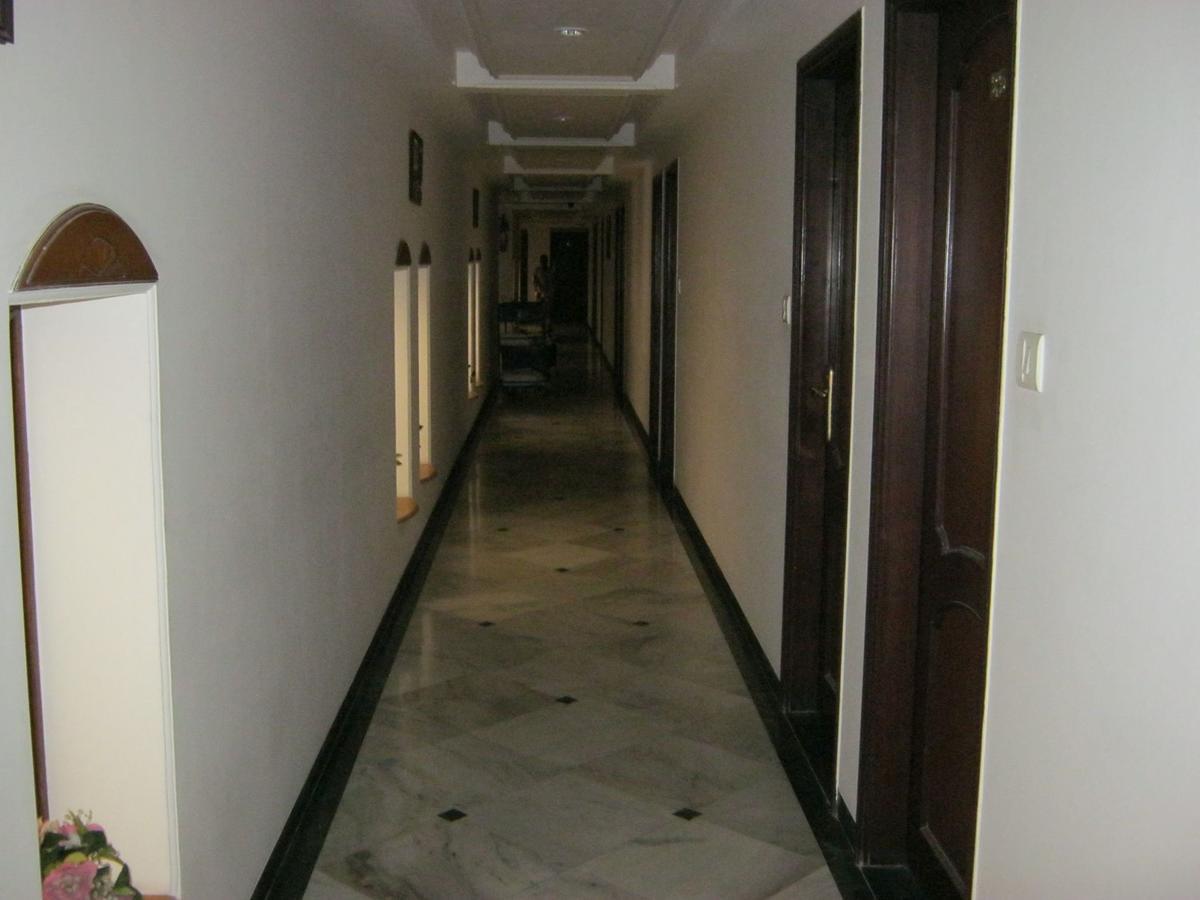 Hotel Galaxy Surat Eksteriør bilde