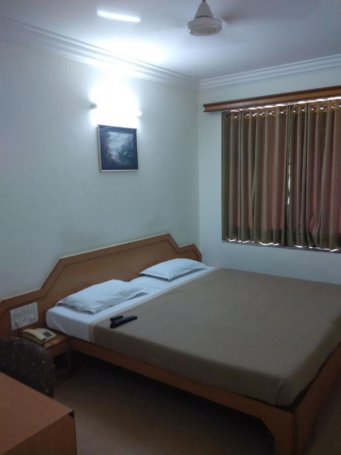 Hotel Galaxy Surat Eksteriør bilde